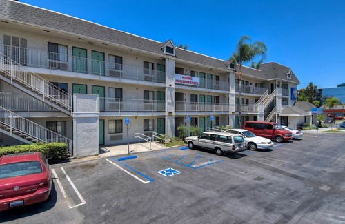 Buena Park Hotel | Motel 6-Buena Park, CA - Knotts Berry Farm - Disneyland