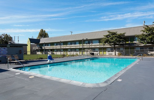 Point Richmond Hotel | SureStay Plus Hotel by Best Western Point Richmond