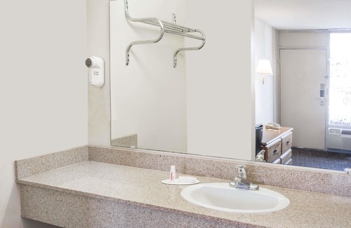 Adel Hotel | Days Inn by Wyndham Adel-South Georgia-Motorsports Park