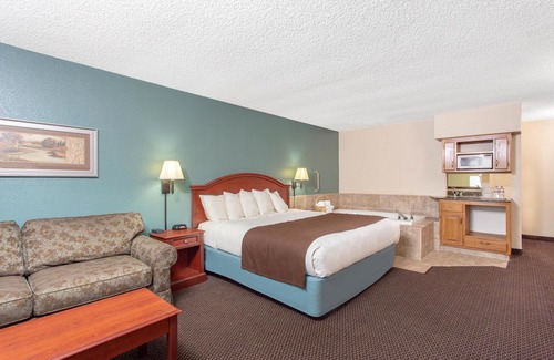 Chippewa Falls Hotel | AmericInn by Wyndham Chippewa Falls