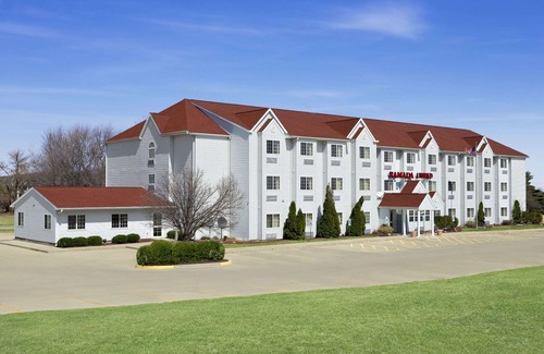 Bloomington Hotel | Ramada Limited and Suites Bloomington
