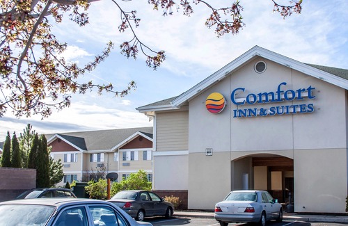 Larkspur Hotel | Country Inn & Suites by Radisson, Bend, OR