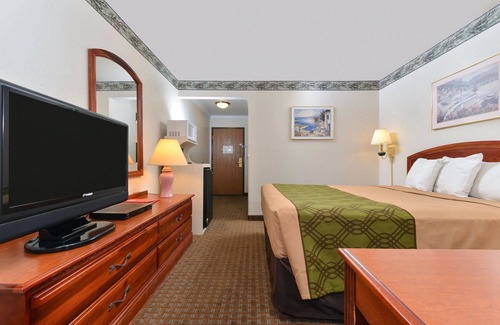 Corning Hotel | Econo Lodge Inn & Suites Corning