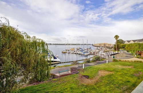 East Peralta Hotel | Homewood Suites by Hilton - Oakland Waterfront