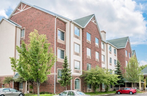 Novi Hotel | Country Inn & Suites by Radisson, Novi, MI