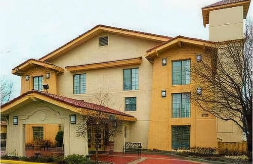 Schaumburg Hotel | Days Inn & Suites by Wyndham Schaumburg