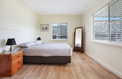 Lakes Entrance Hotel | The Fishermans Cottage