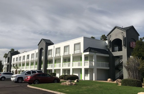 Paradise Valley Village Hotel | SureStay Plus Hotel by Best Western Scottsdale North