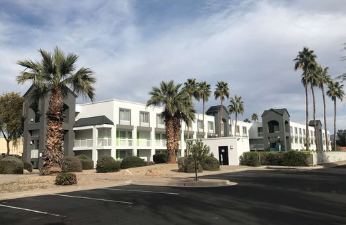 Paradise Valley Village Hotel | SureStay Plus Hotel by Best Western Scottsdale North