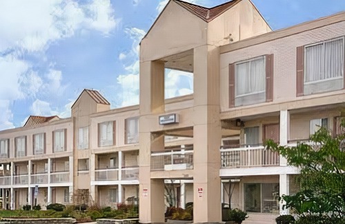 Romulus Hotel | Howard Johnson by Wyndham Romulus Detroit Metro Airport