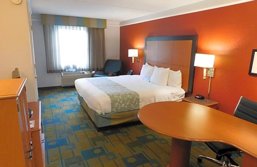 Schaumburg Hotel | Days Inn & Suites by Wyndham Schaumburg