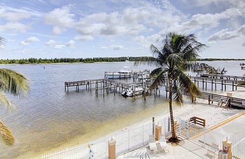 Fort Pierce Hotel | Hutchinson Island Plaza Hotel & Suites