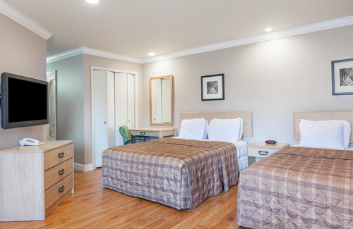 Paradise Valley Hotel | Days Inn by Wyndham San Francisco S/Oyster Point Airport