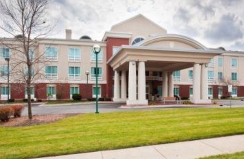 Alpine Center Hotel | Holiday Inn Express Hotel & Suites Grand Rapids-North, an Ihg Hotel