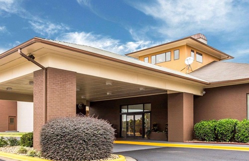 Hickory Hotel | Quality Suites Convention Center - Hickory