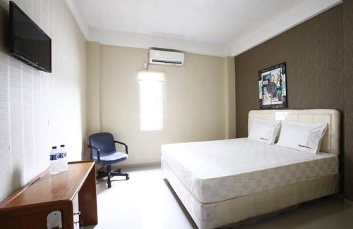 Cilandak Hotel | RedDoorz Near Cilandak Town Square