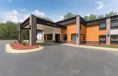 Portage Hotel | Quality Inn & Suites