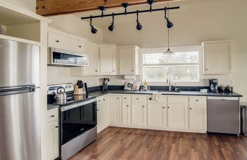 Fredericksburg House | Hot Tub, 2 Br, Full Kitchen - Cedar Haus