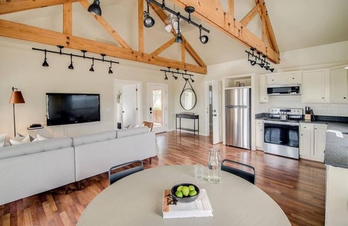 Fredericksburg House | Hot Tub, 2 Br, Full Kitchen - Cedar Haus