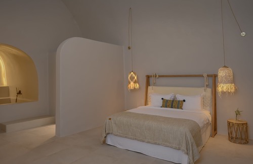 Megalochori House | 3 bedroom Family Cave Apartment with terrace, by Element Suites