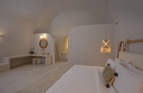 Megalochori House | 3 bedroom Family Cave Apartment with terrace, by Element Suites