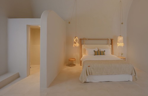 Megalochori House | 3 bedroom Family Cave Apartment with terrace, by Element Suites