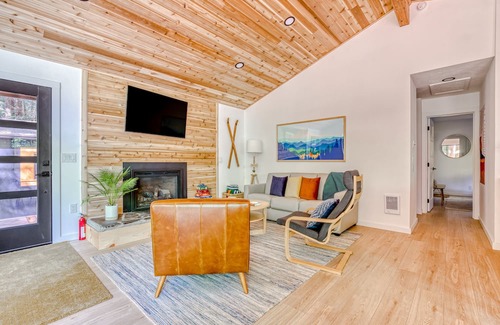 Zigzag Cabin | Charming, dog-friendly cabin with deck, firepit, grill, hot tub, fireplace & W/D