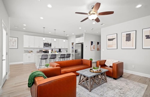 Cedar Crest House | Modern Tropical 5 BR/8 BEDS Home in Heart of Dallas