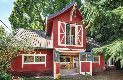 Woodstock House | Make you vacation special in our restored carriage house loft