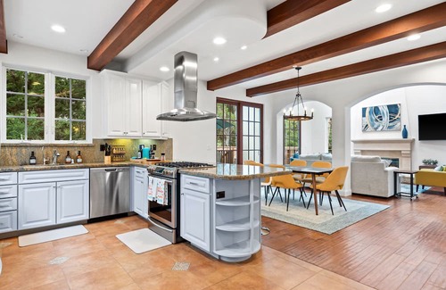 Eastside Santa Cruz Villa | Luxury Santa Cruz Villa: Beachside Paradise with New Hot Tub & Fast Wi-Fi