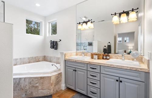 Eastside Santa Cruz Villa | Luxury Santa Cruz Villa: Beachside Paradise with New Hot Tub & Fast Wi-Fi