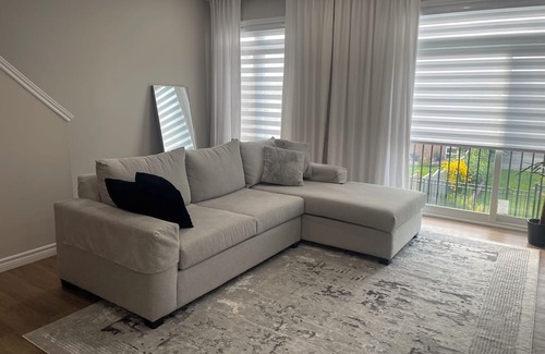 Guelph House | Modern Townhouse, 5 Mins From all Amenities.