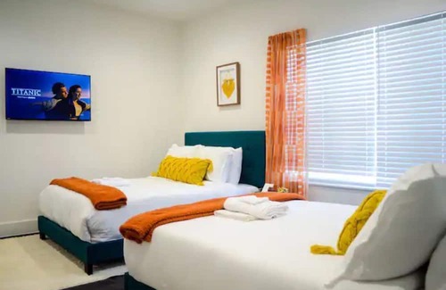Foster Place House | Modern Home in HTX| NRG/Med Ctr+Downtown|Luxe 3BDR