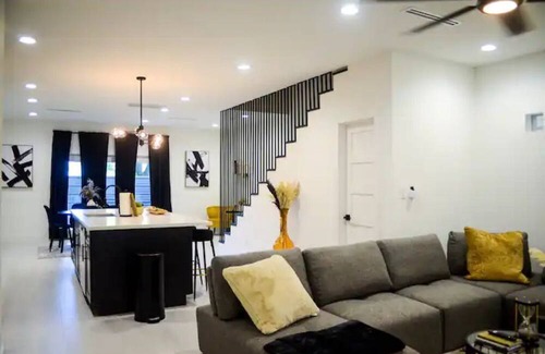 Foster Place House | Modern Home in HTX| NRG/Med Ctr+Downtown|Luxe 3BDR