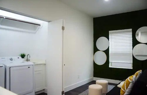 Foster Place House | Modern Home in HTX| NRG/Med Ctr+Downtown|Luxe 3BDR