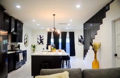 Foster Place House | Modern Home in HTX| NRG/Med Ctr+Downtown|Luxe 3BDR