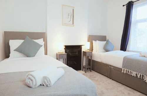 Stafford House | Town Centre House with parking, Wi-Fi