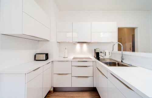 Coburg Condo | Large accommodation in a central location - parking lot
