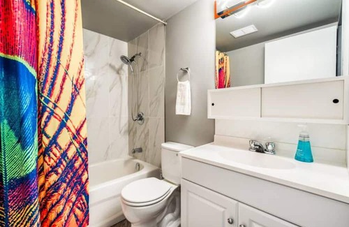 Kensington Apartment | Kensington Modern 2 Bedroom Apartment- Parking Included