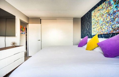 Kensington Apartment | Kensington Modern 2 Bedroom Apartment- Parking Included
