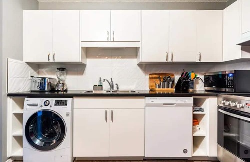 Kensington Apartment | Kensington Modern 2 Bedroom Apartment- Parking Included