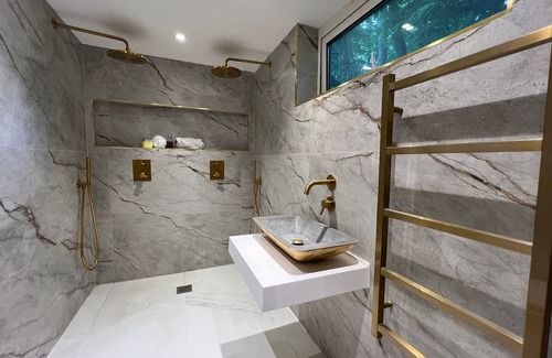 Tickenham House | 5* Luxury Eco Woodland Retreat Sleeps 12 Hot Tub Sauna Bar Games Room
