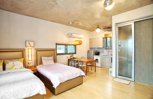 Namwon Apartment | Orojeju : The attentive studio devoted to the basics with majestic ocean view