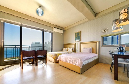 Namwon Apartment | Orojeju : The attentive studio devoted to the basics with majestic ocean view