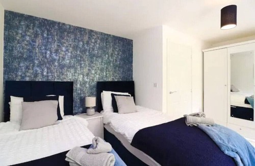 Belle Vue House | Lawnswood Place - Manchester Stylish 4 bedroom house with garden and parking