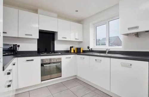 Belle Vue House | Lawnswood Place - Manchester Stylish 4 bedroom house with garden and parking