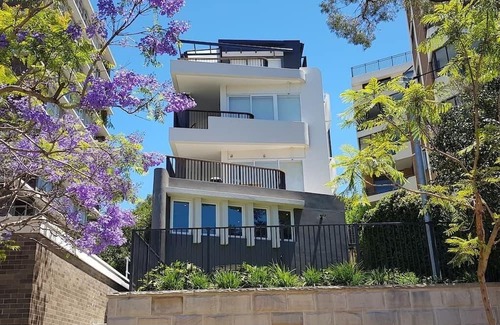 McMahons Point Apartment | Spacious Studio Surrounded By Great Views