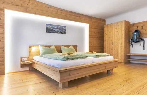 Sankt Pantaleon-Erla RV Rental | Family room, 2 adults + 1 child - Camping & Pension Au an der Donau