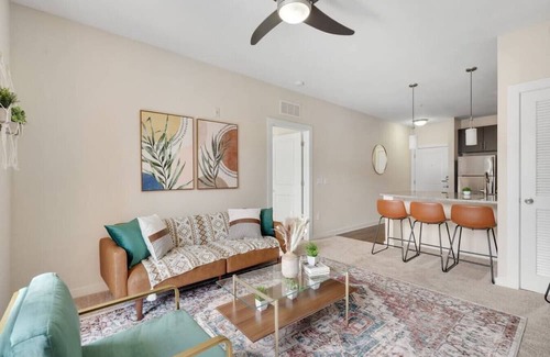 Courier City - Oscawana Apartment | Bleecker 1-430 · Luxury king suite - POOL - GYM - FREE parking - H