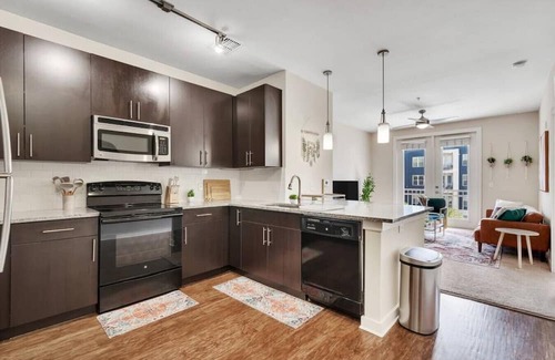 Courier City - Oscawana Apartment | Bleecker 1-430 · Luxury king suite - POOL - GYM - FREE parking - H